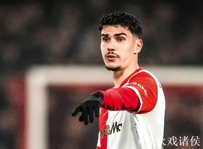 3万人见证！42岁范佩西执教 19岁儿子首秀：1米86踢中锋